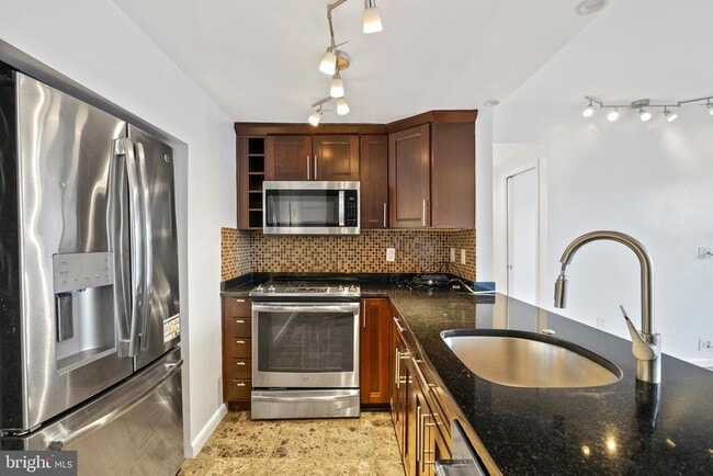 Building Photo - 1530 Key Blvd Unit 930