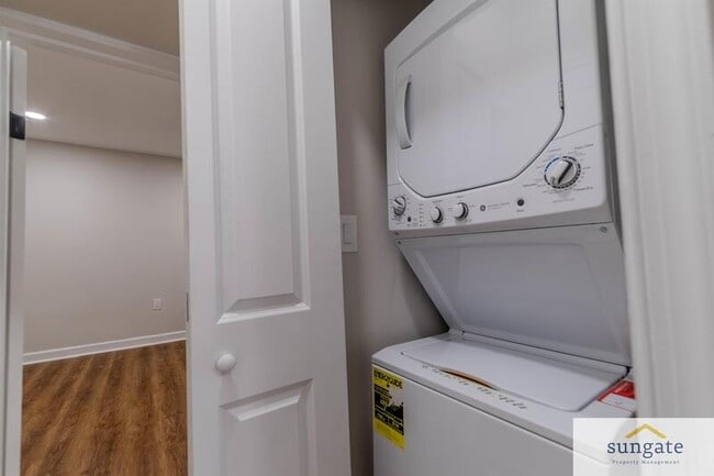 Photo - 1445 William St Unit 1