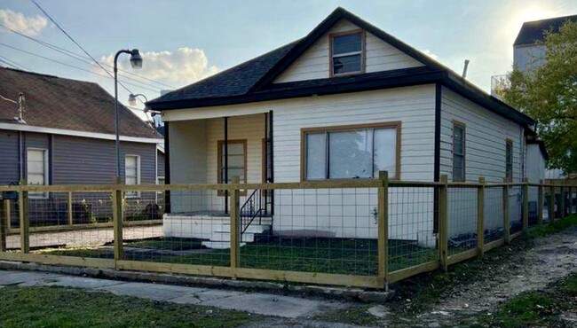 Building Photo - 1611 Common St Rental