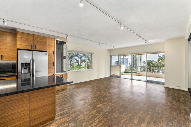 Upgraded 3 bed 3 full bath spacious unit! - Upgraded 3 bed 3 full bath spacious unit! Condo