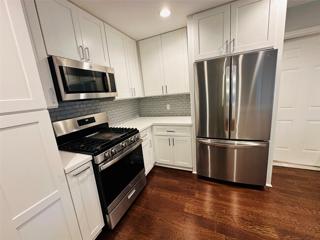 Building Photo - 9758 Cedardale Dr