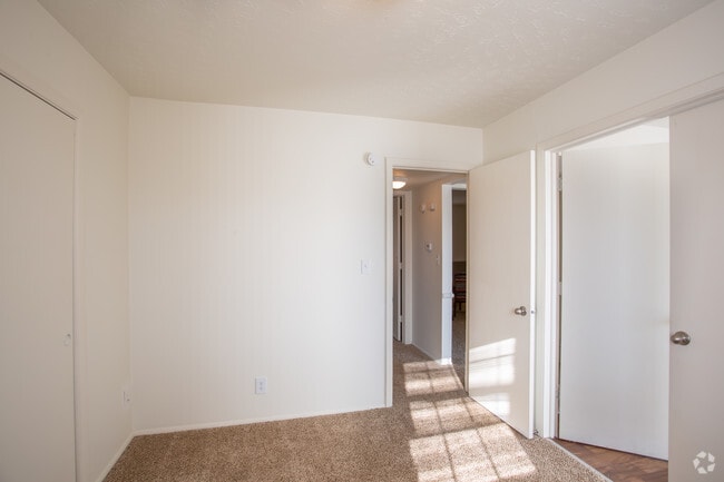 2BR, 1BA - 1000 SF