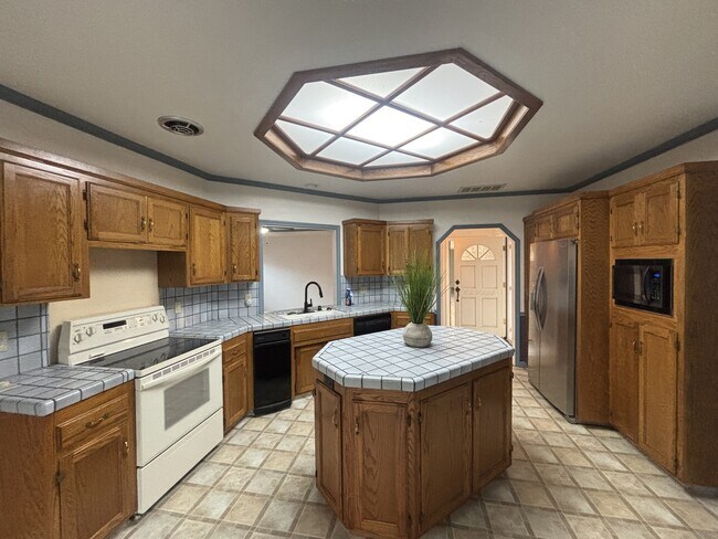 Photo - 1408 Seneca Pl