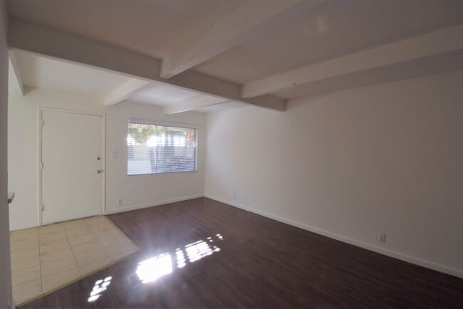 Photo - 6125 Whitsett Ave Unidad 03