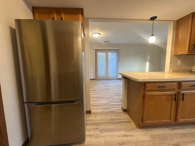 Isla de cocina con vista a la sala de estar - 18 Stonehaven Dr Unidad 4