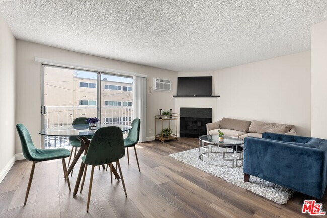Building Photo - 257 S Manhattan Pl Unit 8 Rental