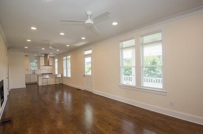 Photo - 37 Waverly Way NE