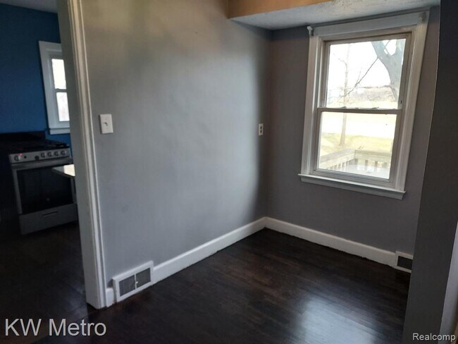 Photo - 57103 Grand River Ave