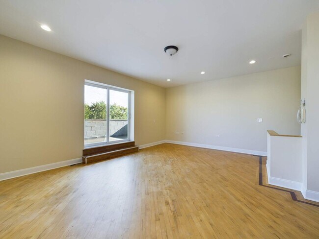 Photo - 1654 W Ohio St Unit 1
