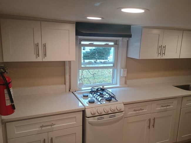 Building Photo - 321 Fisher Ave Unit 321 Fisher Ave-#1