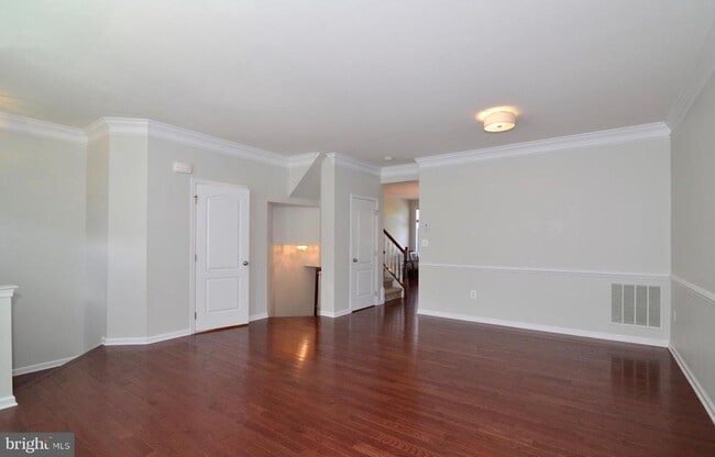 Photo - 43275 Mitcham Square