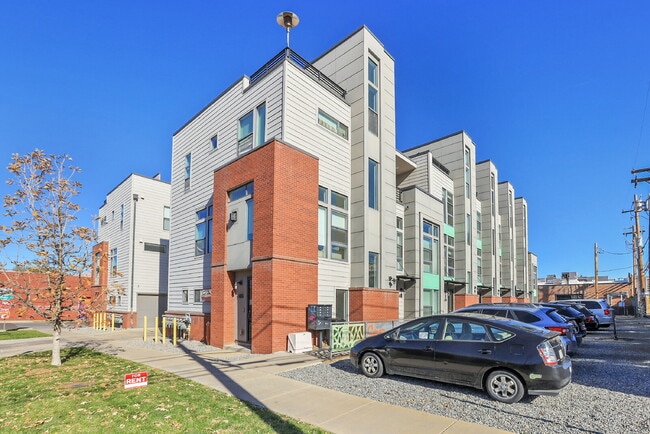 Building Photo - $3,200.00 - 2 Bedrooms, 2.2 Bathrooms, Tow...