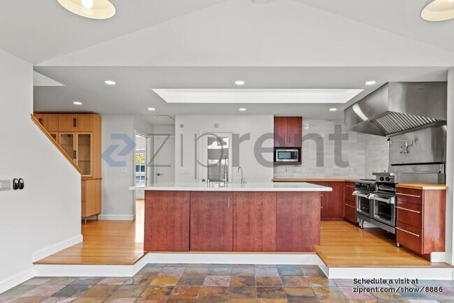 Photo - 475 Roading Dr