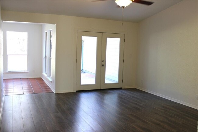 Photo - 215 Stowaway Cove
