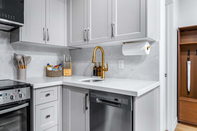 Photo - 168 McCaul St Unit SI ID1389236P