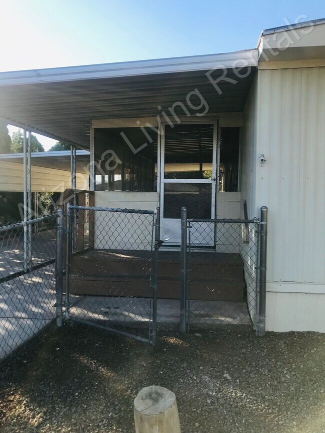 Photo - 2 BEDROOM WITH LARGE FENCED YARD