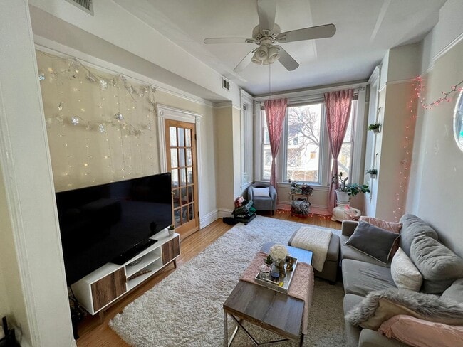 Photo - 2bed/1bath, PLUS OFFICE in Bucktown! Central Air! Free Laundry! Unit 2F