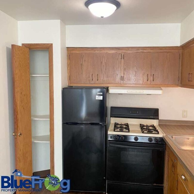 Building Photo - 210 N Summit St