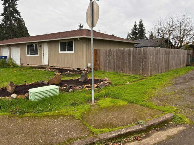 Photo - Springfield Duplex- 2 bedroom/1 bath updated unit ~No Application Fees~ Unit 488