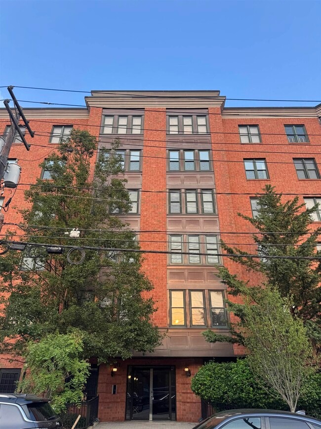 Building Photo - 915 Madison St Unit 6C