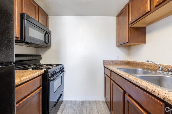 2BR, 1BA - 871SF - Kitchen