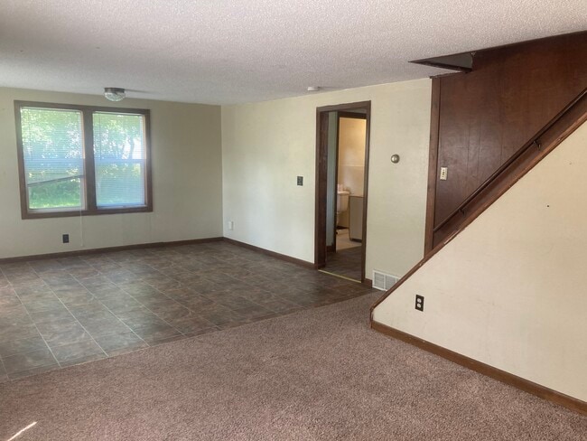 Photo - 214 S 4th Ave E