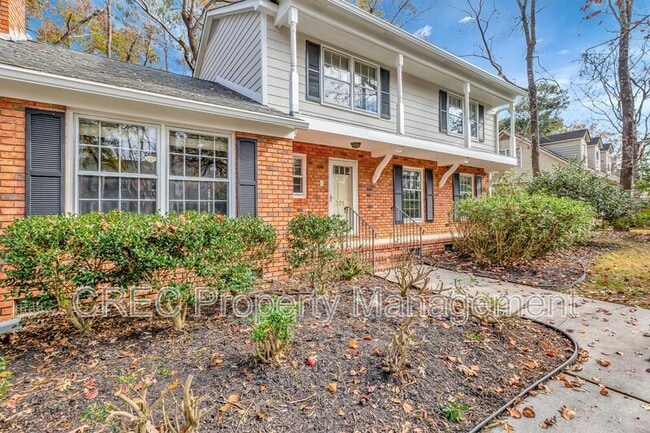 Photo - 321 Shaftesbury Ln