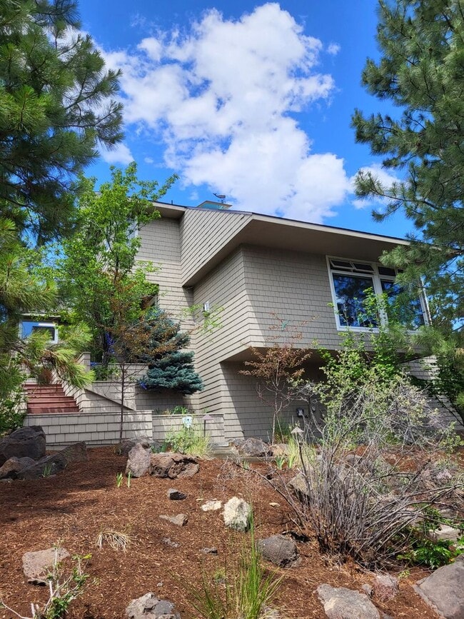Building Photo - FULLY FURNISHED - 3 Bed 3 Full bath-office... Rental