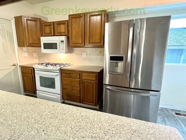 Building Photo - 2-Bedroom, 1-Bathroom Unit Available in Multiplex Near Downtown Hillsboro - ALL UTILITIES INCLUDED