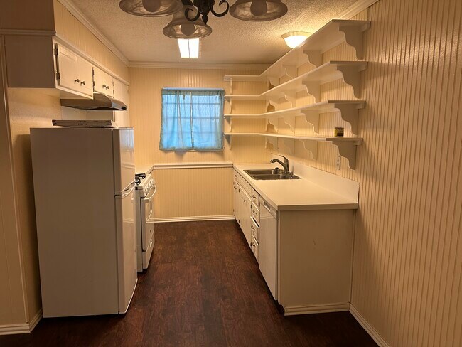 Photo - 1311 E College St