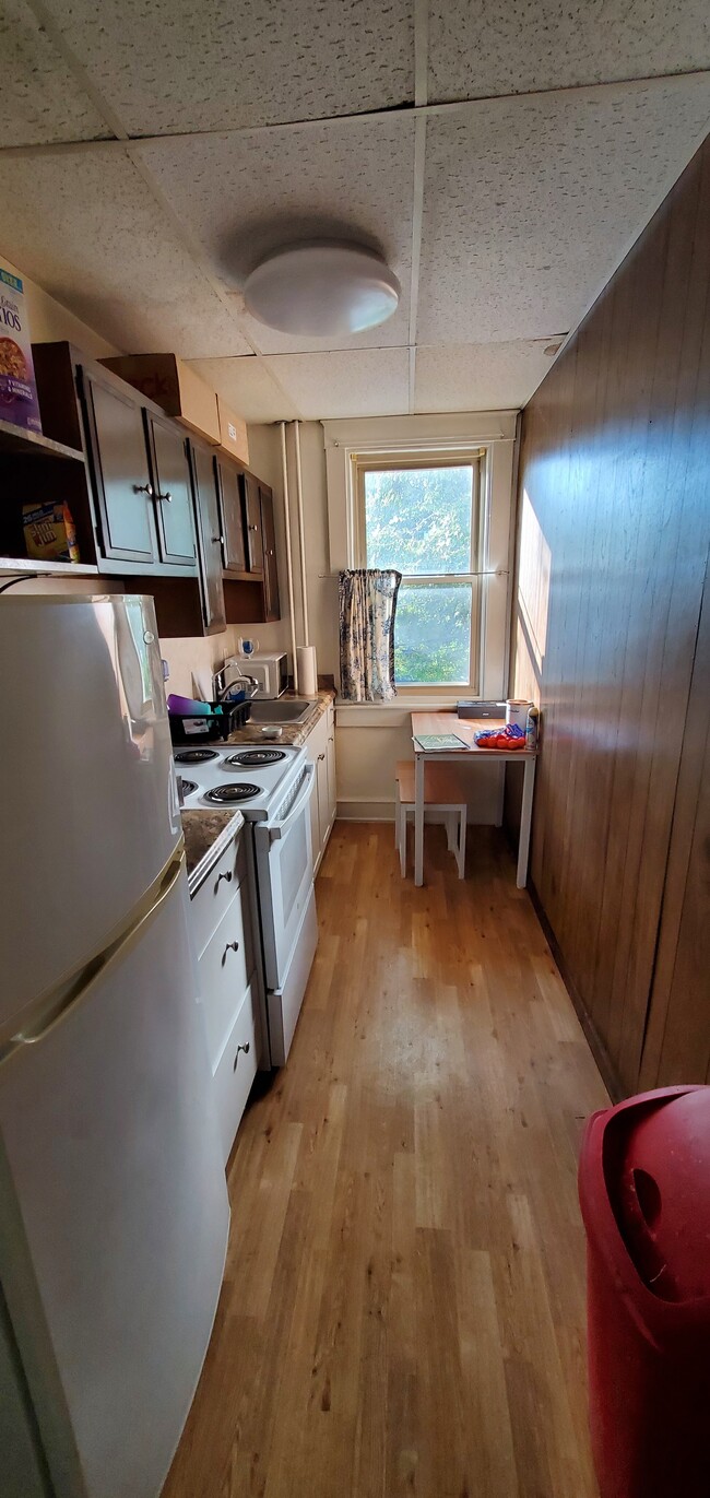 Kitchen - 531 W Union Blvd Unit # 3