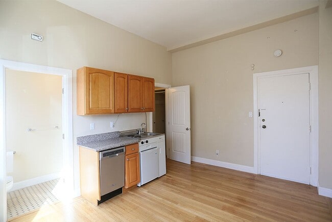 Photo - OPEN HOUSE: Thursday (1/22) 7:15pm-7:30pm Renovated studio in Central Richmond, H/W Floors, Share...