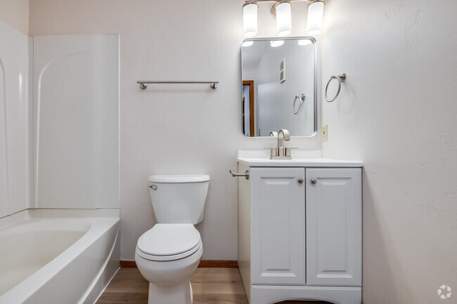 3BR, 1BA - 1,200SF - Bathroom