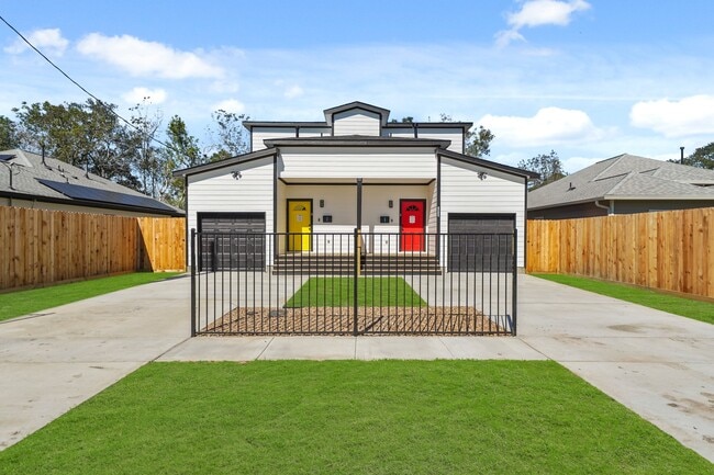 Building Photo - 1512 W Blum St Rental