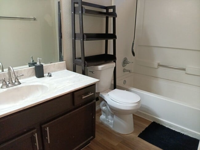 Photo - 4 Bedroom, 2 Bathroom! Lovely Home Coming ...