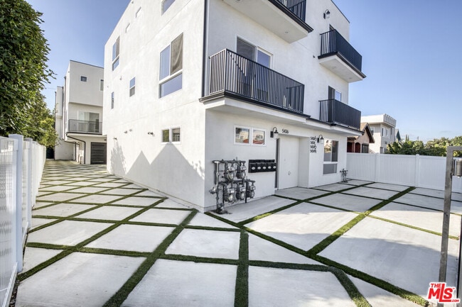 Building Photo - 5438 Romaine St