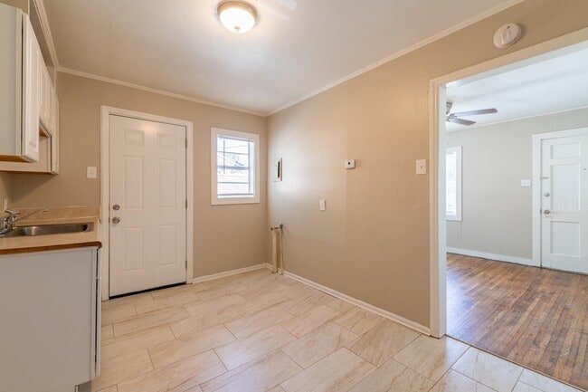 Photo - 1677 Echles St