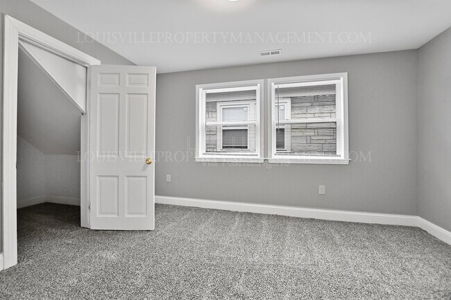 Photo - 4143 W Market St Unidad 2