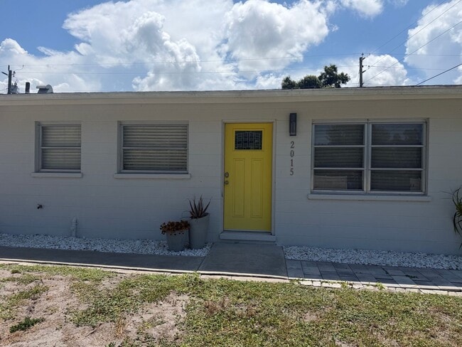 Photo - Charming Fully Furnished 2 Bedroom, 1 Bathroom Home in Sarasota Unit 2015