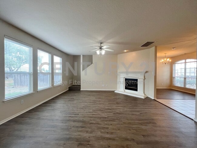 Photo - Spacious 2-Story 3/2.5/2 Located In Eagle ...