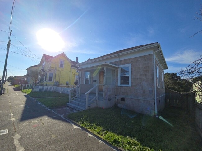 Building Photo - 3BR Eureka home offers remodeled interior, large yard and outbuildings!