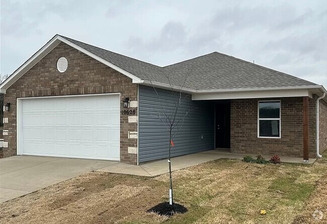 Building Photo - One Level/Four Bed/Two Bath/Two Car Garage... Rental