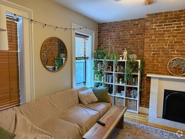 Building Photo - 204 Warren St Unit 3 Rental