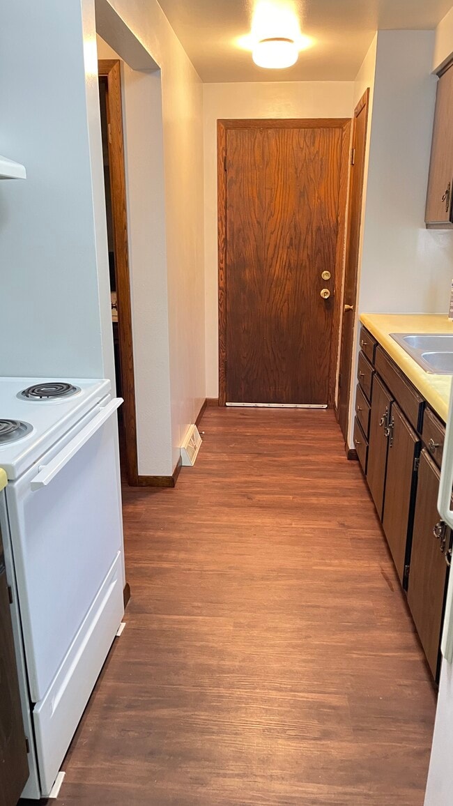 Galley kitchen - 1279 Meadow Ln Unidad Meadow Lane Rental