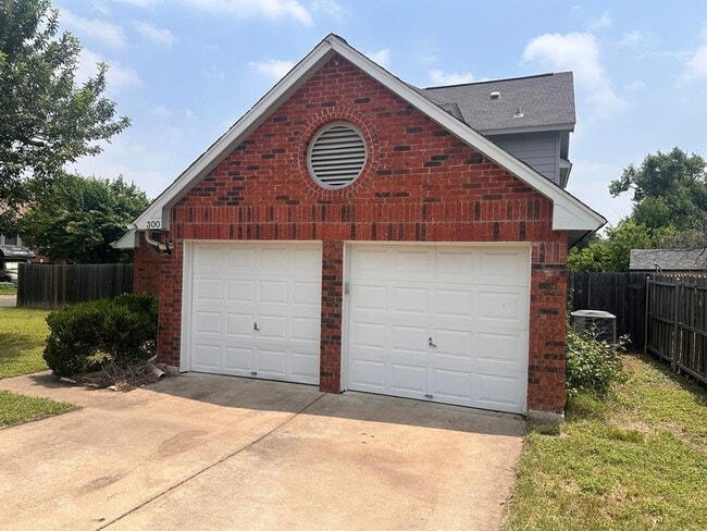 Photo - 300 Oakcrest Dr