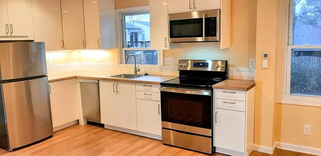 Kitchen - 3707 Lawrence Ave Unit Cottage