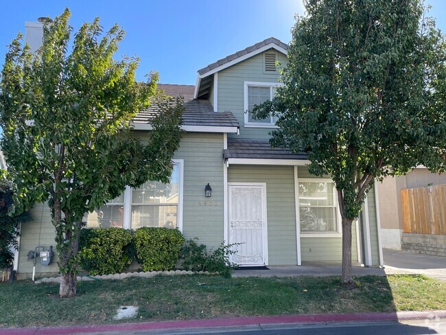 Building Photo - Awesome Sacramento 4 bd/2.5 bath home