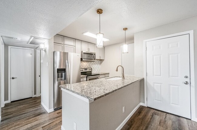 Building Photo - 2822 S Bartell Dr Unit 32
