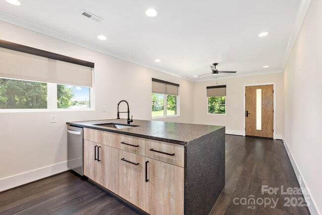 Photo - 1928 W Trade St