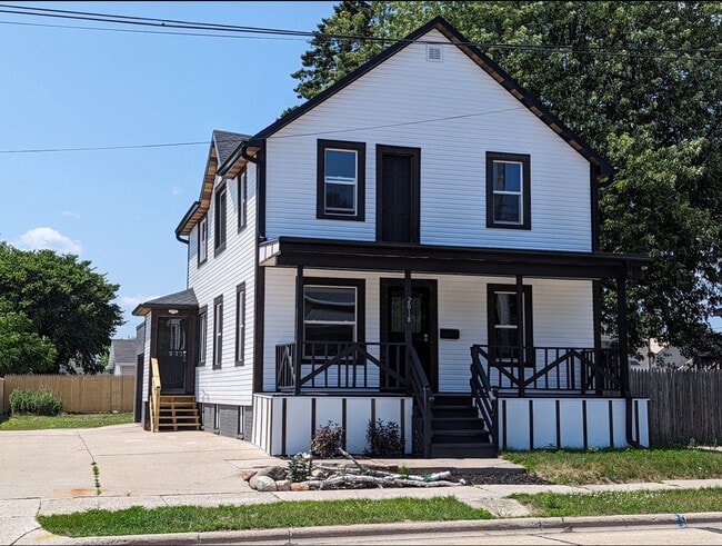 Building Photo - 2018 Monroe St Unit Lower